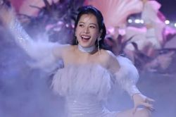 Chi Pu cùng dàn sao Hoa ngữ diễn 'See tình' của Hoàng Thùy Linh