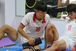 Cầu thủ U22 Việt Nam không nói với nhau lời nào, lầm lũi lao vào tập luyện sau trận thua Indonesia
