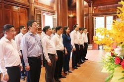 Phó Chủ tịch nước dâng hoa tưởng niệm Chủ tịch Hồ Chí Minh