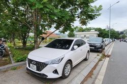 Vỉa hè Công viên hồ điều hòa Mai Dịch 'biến' thành điểm đỗ xe