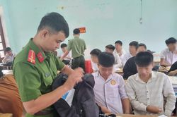 Nhiều học sinh mang theo hung khí nguy hiểm đến trường
