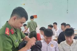 Công an Thanh Hóa đồng loạt kiểm tra tư trang của học sinh sau loạt vụ bạo lực học đường