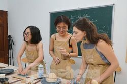 Giới trẻ Hà Nội háo hức học làm gốm dịp cuối tuần