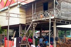 Sửa máy bơm nước, 3 bố con bị điện giật tử vong