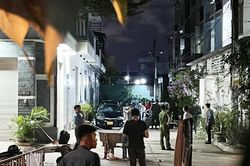 Tiếng nổ phát ra từ ô tô bốc khói nghi ngút, 1 phụ nữ bỏng nặng ở TP.HCM