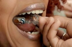 Điều khiển điện thoại, máy tính bằng lưỡi