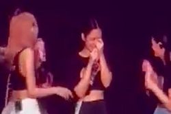 Jennie gặp 'tai nạn' vì Jisoo, bật khóc ngay trên sân khấu?