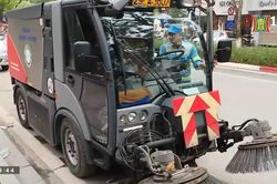 Xe quét rác khó hoạt động vì vỉa hè bị chiếm hết