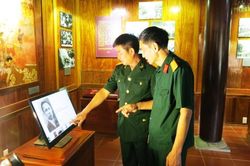 Trải nghiệm các thiết bị chuyển đổi số tại Khu di tích Kim Liên