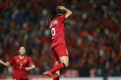 Huỳnh Như ăn mừng như Ronaldo khi chọc thủng lưới Myanmar