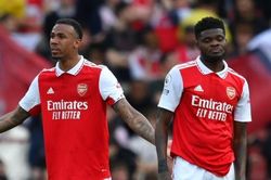 Arsenal bại trận, Man City còn cách ngôi vương 1 chiến thắng