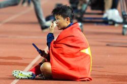 Xúc động hình ảnh nữ tuyển thủ Việt Nam ngồi một mình gọi điện cho mẹ đang bị ốm sau khi vô địch SEA Games 32