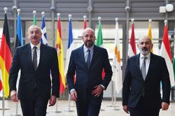 Hòa đàm Armenia-Azerbaijan: EU khen thiện chí của lãnh đạo hai nước Kavkaz, Yerevan úp mở tìm 'nhà buôn' vũ khí mới ngoài Nga