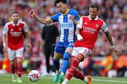 Thua sốc Brighton, Arsenal giương cờ trắng trong cuộc đua vô địch cùng Man City