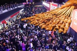 'Thủ phủ thịt nướng' giá rẻ bùng nổ ở Trung Quốc, khách xếp hàng từ sáng đến tối