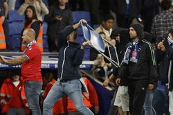 Cầu thủ Barca 'đang vui thì đứt dây đàn', bị fan Espanyol đuổi đánh