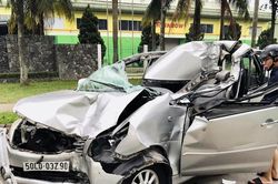 Xe chở chuyên gia đâm đuôi xe tải, 2 người thương vong