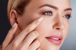 Thói quen âm thầm phá hủy đôi mắt của bạn