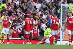 Gary Neville chỉ ra sự thật phũ phàng về Arsenal