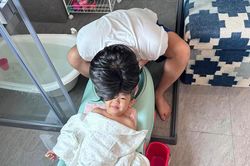 Đàm Thu Trang dỗi yêu ông xã liên tục 'lén lút' hôn trộm 'khách hàng nhí' này đây!
