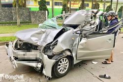 Tông vào thùng xe tải khiến tài xế xe ô tô 7 chỗ tử vong