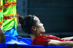 Cầu thủ Việt Nam đau đớn rời sân, đến thẳng bệnh viện giữa chung kết SEA Games