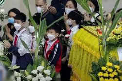 Xé lòng cảnh người mẹ lần lượt hôn lên linh cữu tiễn biệt con vụ cháy 4 bà cháu