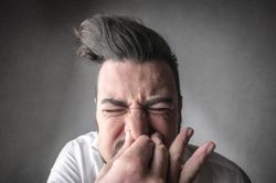 Nhịn hắt hơi có sao không?