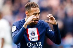 Neymar lại chọc giận CĐV PSG