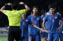 Cầu thủ Thái Lan vây trọng tài sau bàn thua thứ 2