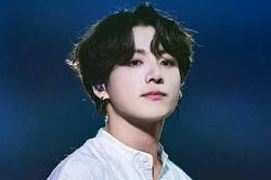 Jungkook BTS bị fan cuồng đe dọa mạng sống vì từ chối nhận quà