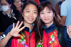 Nhà vô địch bóng đá nữ SEA Games 32 đã về tới Việt Nam: Huỳnh Như tự hào khoe nón lá, Chương Thị Kiều học làm 'phóng viên'
