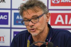 HLV Troussier: 'Tấm HCĐ không làm thỏa mãn người hâm mộ'
