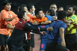 Màn hỗn chiến chưa từng có tại SEA Games: Cầu thủ hóa võ sĩ, ẩu đả đổ máu phải nhận mưa thẻ đỏ