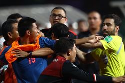 Fan Indonesia chìa 'tình anh em', fan Thái Lan xin lỗi đối thủ sau trận cầu bạo lực