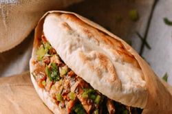 Đang ăn bánh mì cắn phải giòi, người đàn ông khóc thét