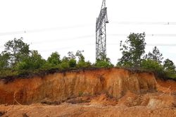 'Đất tặc' phá nát quả đồi dưới chân trụ điện cao thế 500 kV