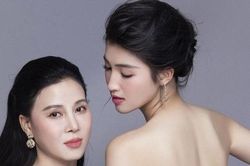 Á hậu Phương Nhi đẹp tinh khôi và đằm thắm bên mẹ sau sinh nhật tuổi 21