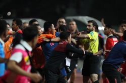 U22 Indonesia và U22 Thái Lan loạn đả, lãnh mưa thẻ đỏ ở chung kết SEA Games 32