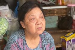 Tai họa ập xuống, cựu giảng viên Hà Nội rơi nước mắt trong căn nhà mặt bằng 4m2
