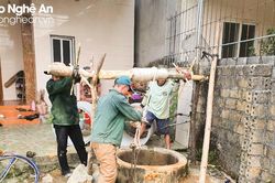 Vào mùa hạn, thợ giếng Nghệ An làm không hết việc