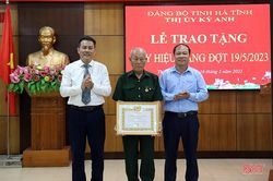 TX Kỳ Anh trao Huy hiệu Đảng cho 29 đảng viên