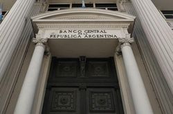 Ngân hàng trung ương Argentina tăng lãi suất lên 97%