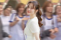 'Trốn' chồng con, Đông Nhi bất ngờ hóa nữ sinh quay trở lại ngôi trường năm xưa từng theo học
