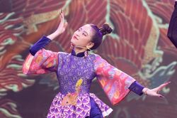 Hoàng Thùy Linh hát hò tưng bừng trên sân khấu, nhưng dân mạng lại chú ý đến nhân vật khác