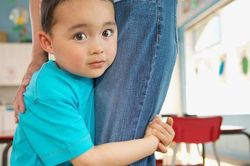 Có thật là bé mè nheo khi năn nỉ 'Mẹ ơi, mẹ đừng đi'?