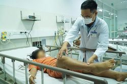 Ba anh em ruột bị ngộ độc botulinum sau khi ăn giò lụa bán dạo