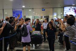 Người hâm mộ thủ đô chờ đón HLV Mai Đức Chung và đội tuyển bóng đá nữ Việt Nam