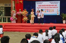Tuyên truyền, phổ biến, giáo dục pháp luật về an toàn giao thông đường sắt