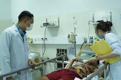 Ăn giò lụa bán dạo, 3 trẻ nhỏ nhập viện cấp cứu